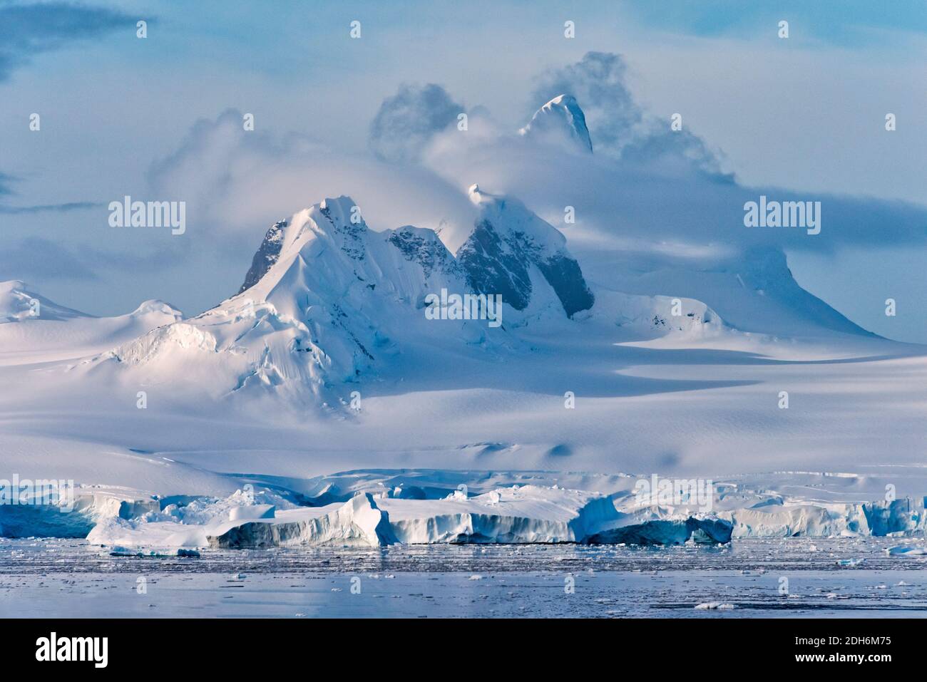 Île enneigée dans l'océan Atlantique Sud, Antarctique Banque D'Images