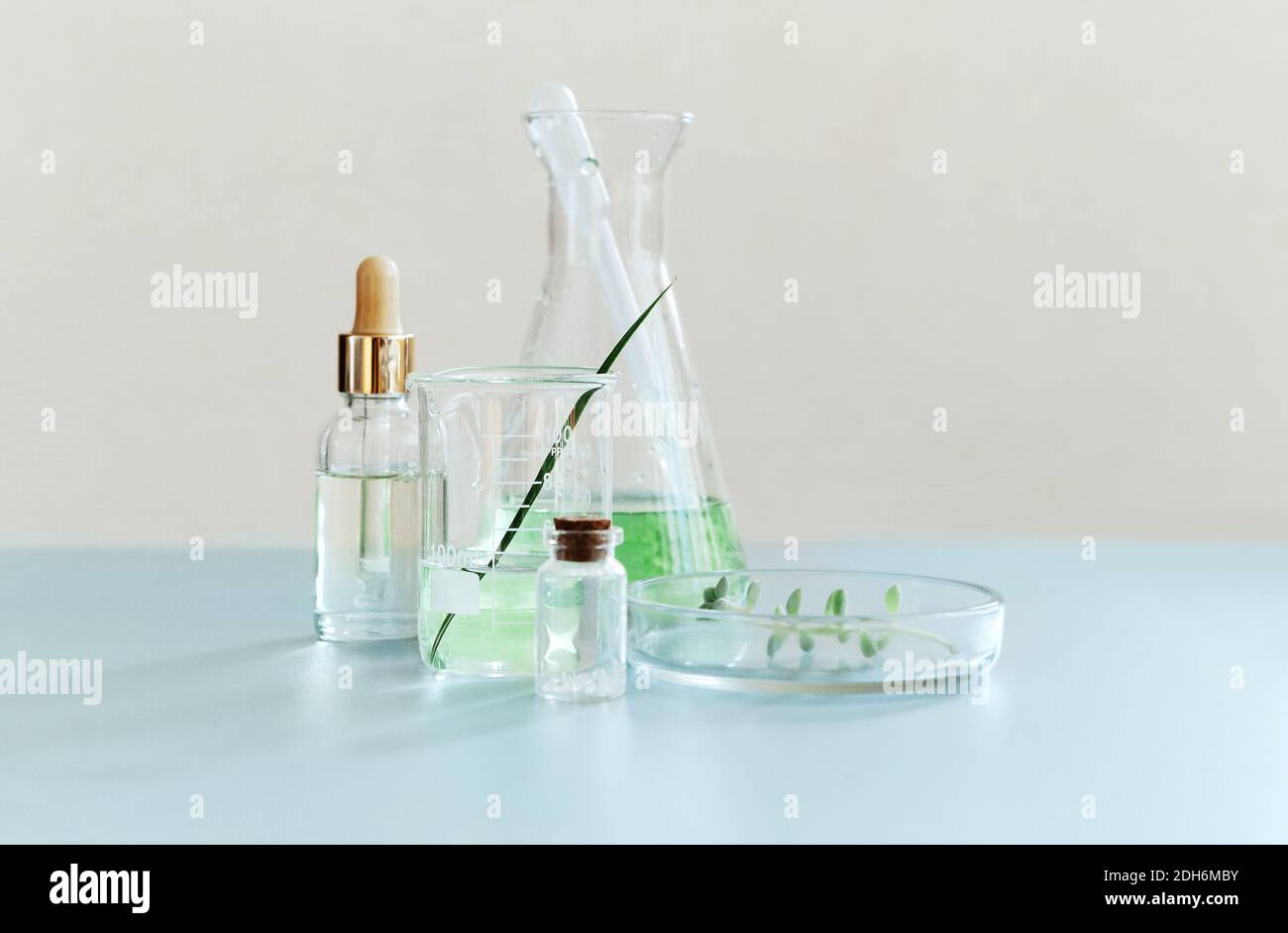 Différents flacons sur table en laboratoire Banque D'Images