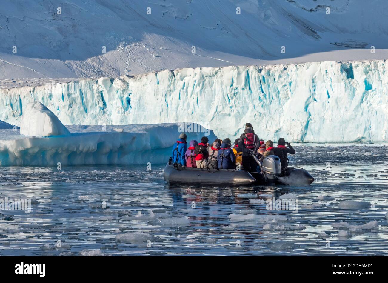 Zodiaque approchant un énorme glacier dans l'océan Atlantique Sud, Paradise Bay, Antarctique Banque D'Images