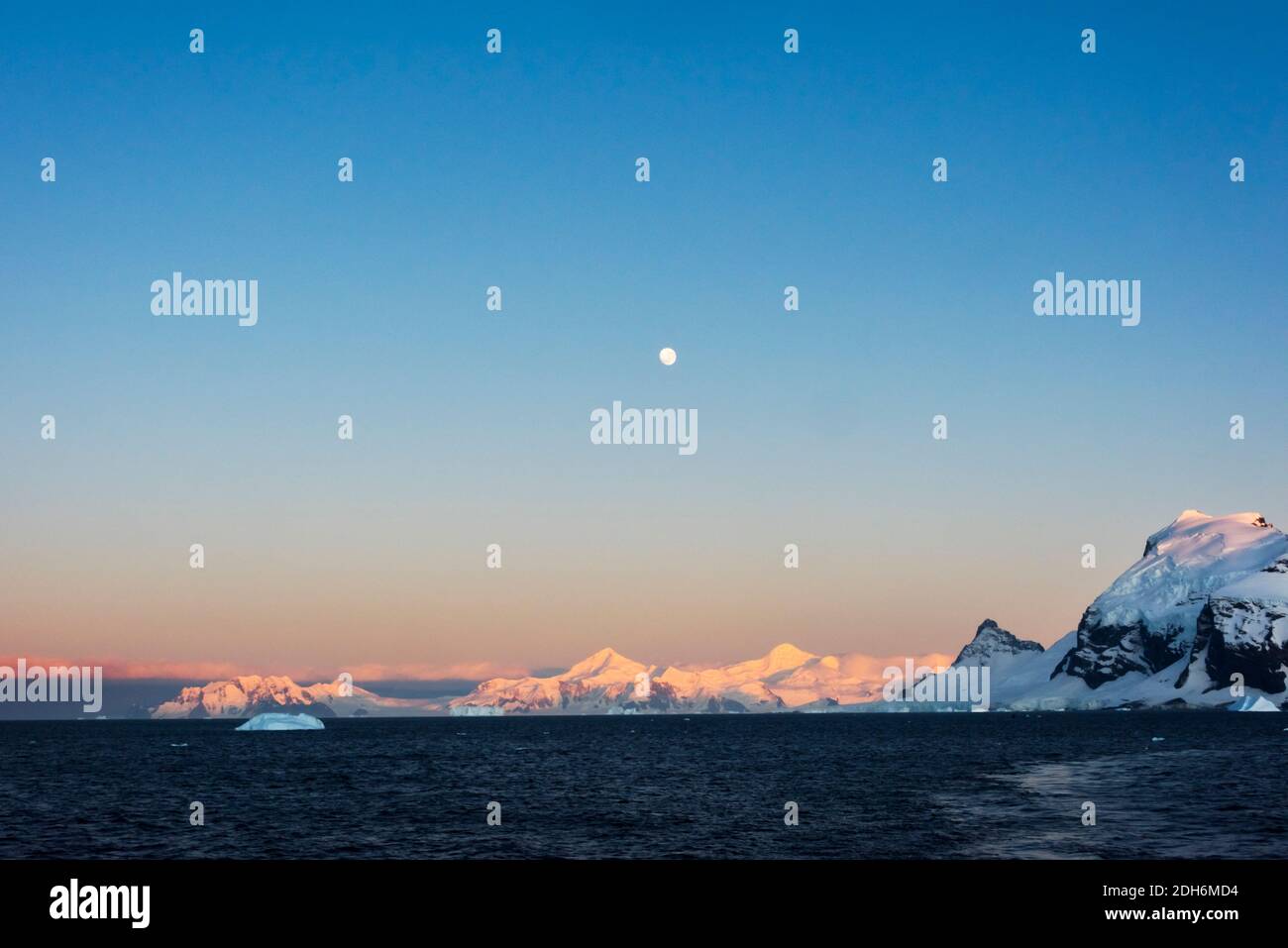 Île enneigée et glace flottante dans l'océan Atlantique Sud au lever du soleil, Antarctique Banque D'Images