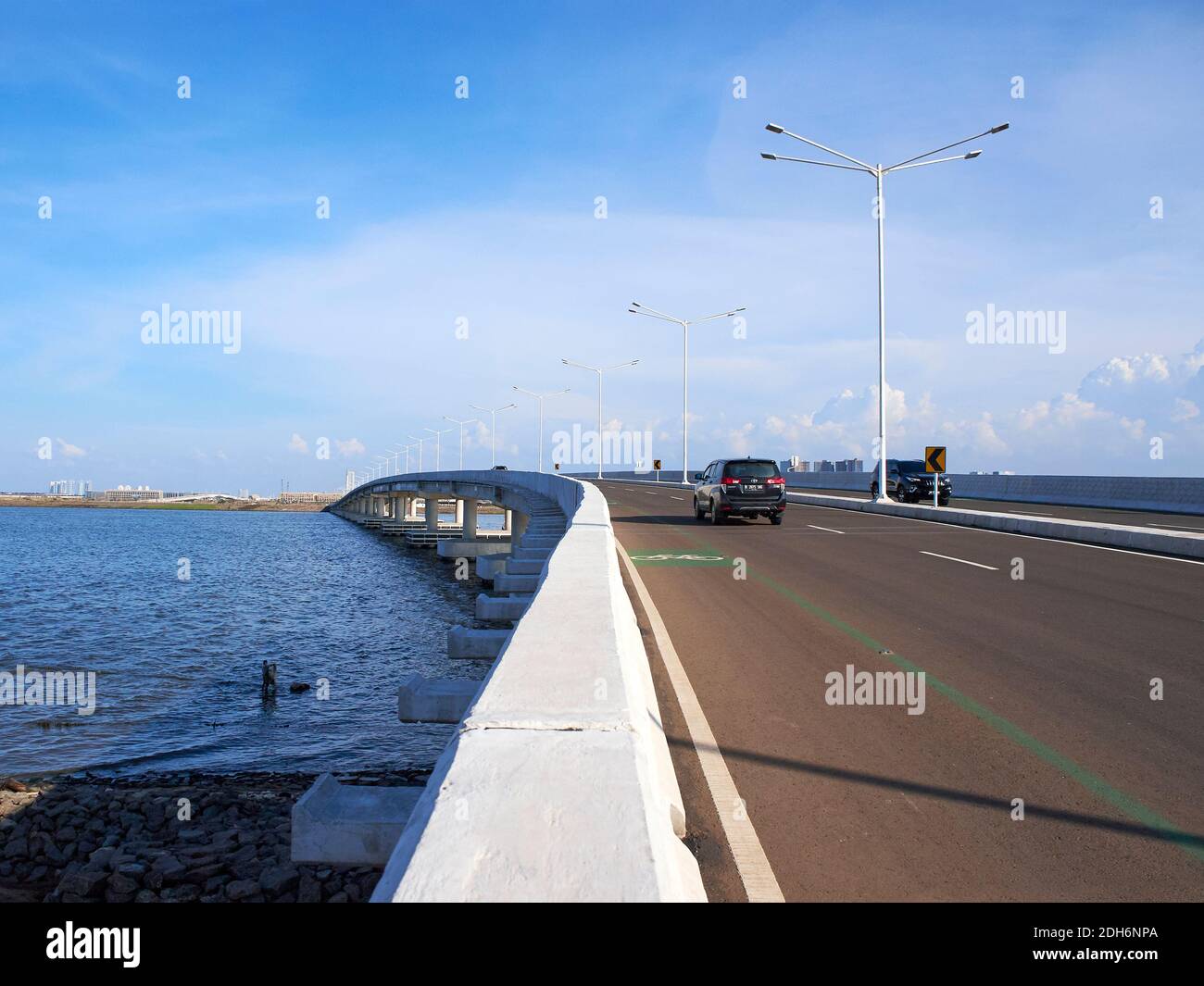 Jakarta, Indonésie - 13 novembre 2020 : pont de garde-corps en béton reliant la zone côtière de réhabilitation Pantai Indah Kapuk, dans le nord de Jakarta Banque D'Images