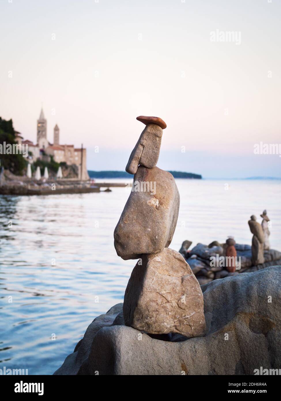 Plage de la ville de rab avec front de mer et sculptures de pierre Banque D'Images