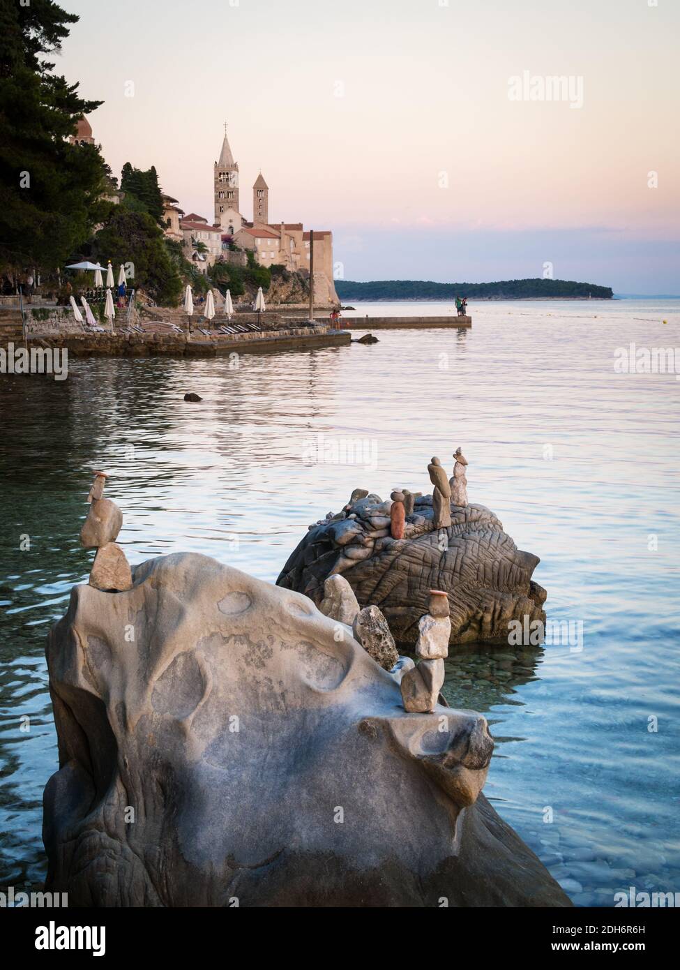 Plage de la ville de rab avec front de mer et sculptures de pierre Banque D'Images