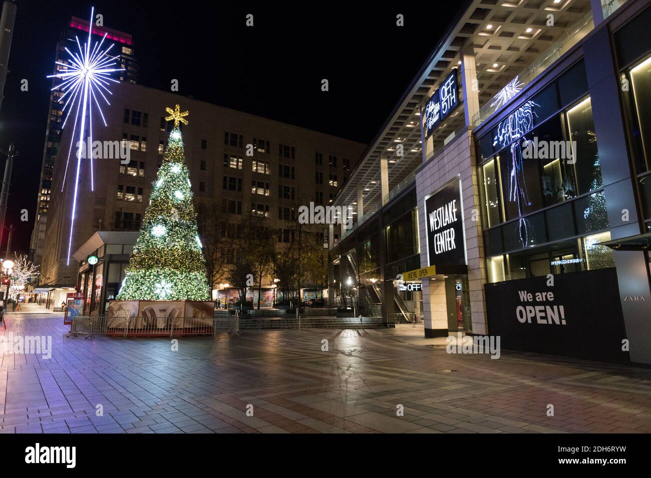 Seattle, États-Unis. 9 décembre 2020. En début de soirée, un centre Westlake vide et énérieusement décoré pour Noël. La ville a été aux prises avec un taux croissant de sans-abri et de criminalité alors que les Covid se sont à nouveau défaits dans la ville. Crédit : James Anderson/Alay Live News Banque D'Images