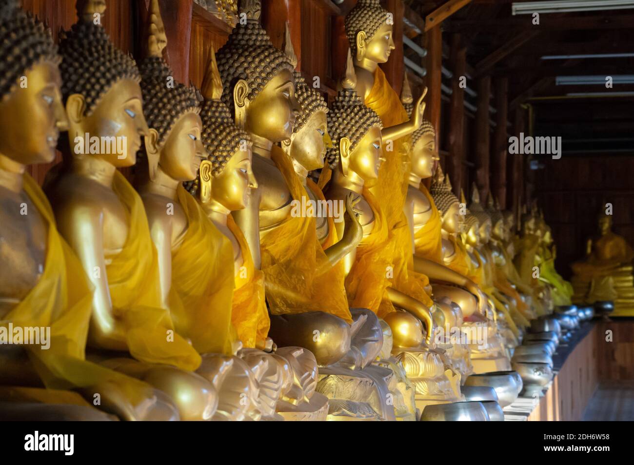 Images de Bouddha d'or au Wat Mongkhon Khothawat à Klong Dan, province de Samut Prakan en Thaïlande. Banque D'Images