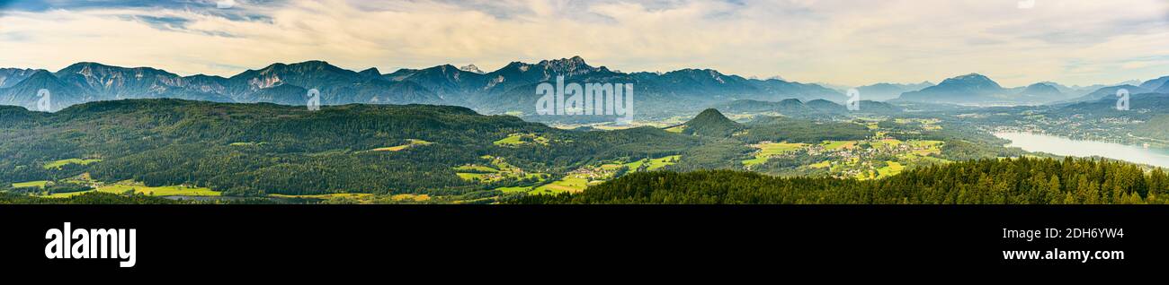 Panorama des montagnes alpines près du lac Worthersee et de la ville de Velden Banque D'Images