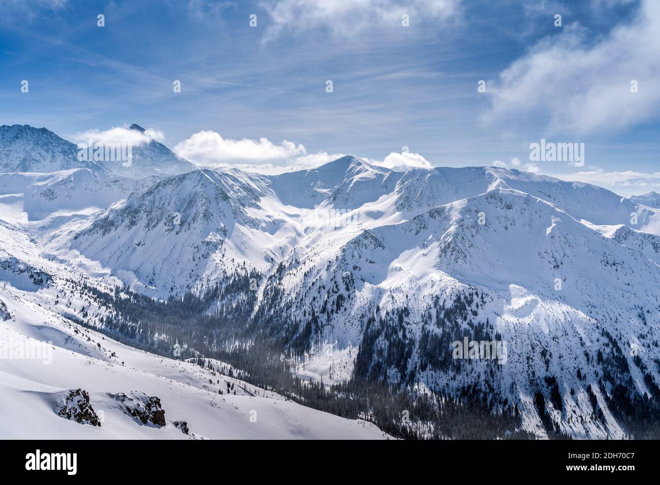 Vue de Kasprowy Wierch sur la forêt de pins et les sommets de montagne Des montagnes Tatra en hiver Banque D'Images