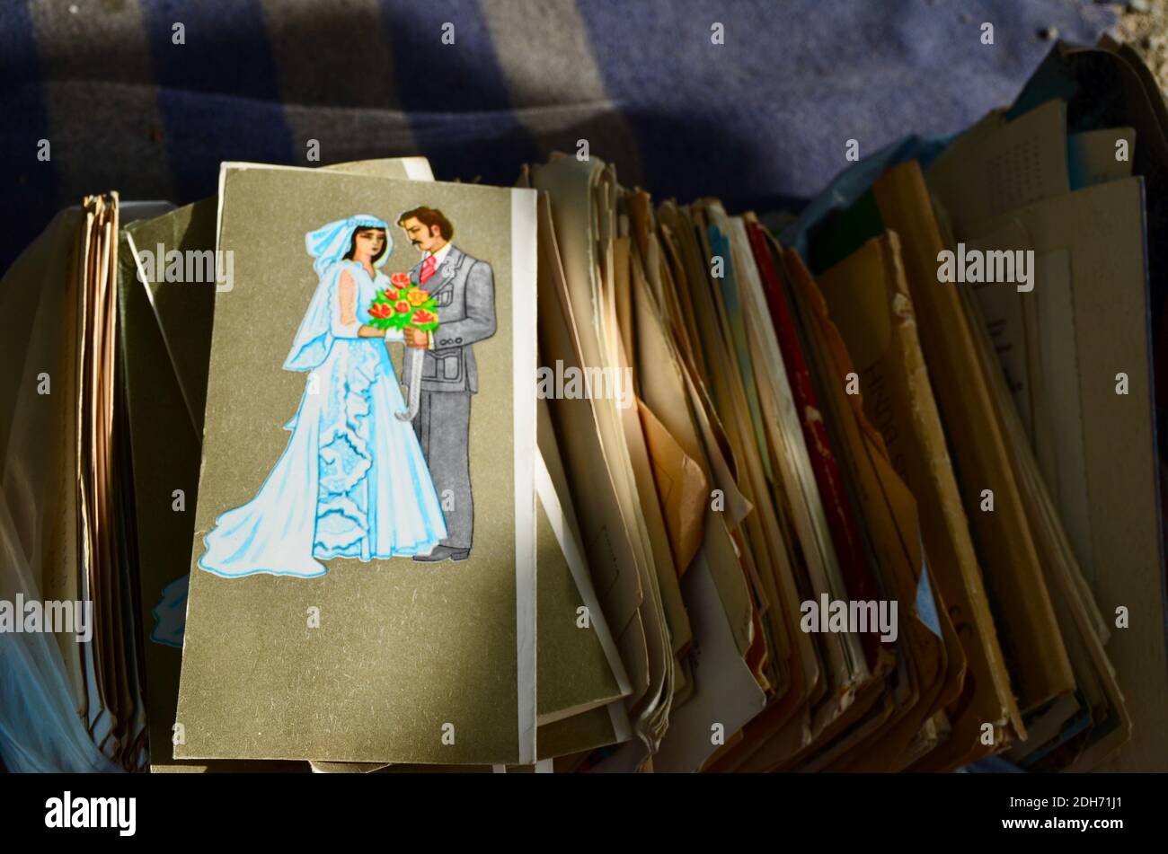 Une ancienne carte de mariage vendue sur un marché de rue à Tbilissi, en Géorgie Banque D'Images