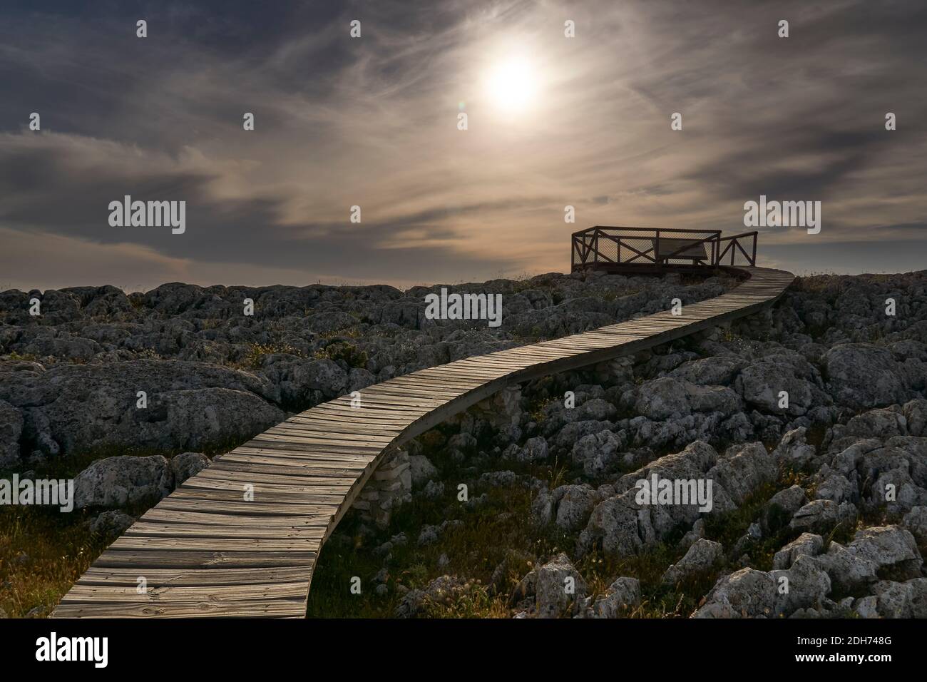 passerelle en bois qui communique avec le point de vue au sommet de la montagne de Loja, Grenade. Andalousie, Espagne Banque D'Images