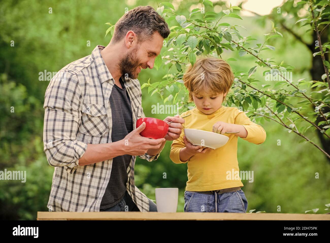 Nourriture Saine Et Regime Produits Laitiers Bonheur De L Enfance Nourriture Pour Bebe Fils Et Pere Mangeant Du Porridge De Lait Heureux Pere Jour Petit Garcon Avec Papa Ont Le Petit Dejeuner Bonne