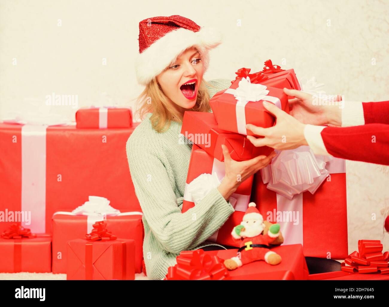 Boîte cadeau femme blonde avec noeud. Un cadeau parfait pour une petite  amie ou une femme. Cadeau de noël à l'ouverture. Fille près de l'arbre de  noël heureux de célébrer les vacances.