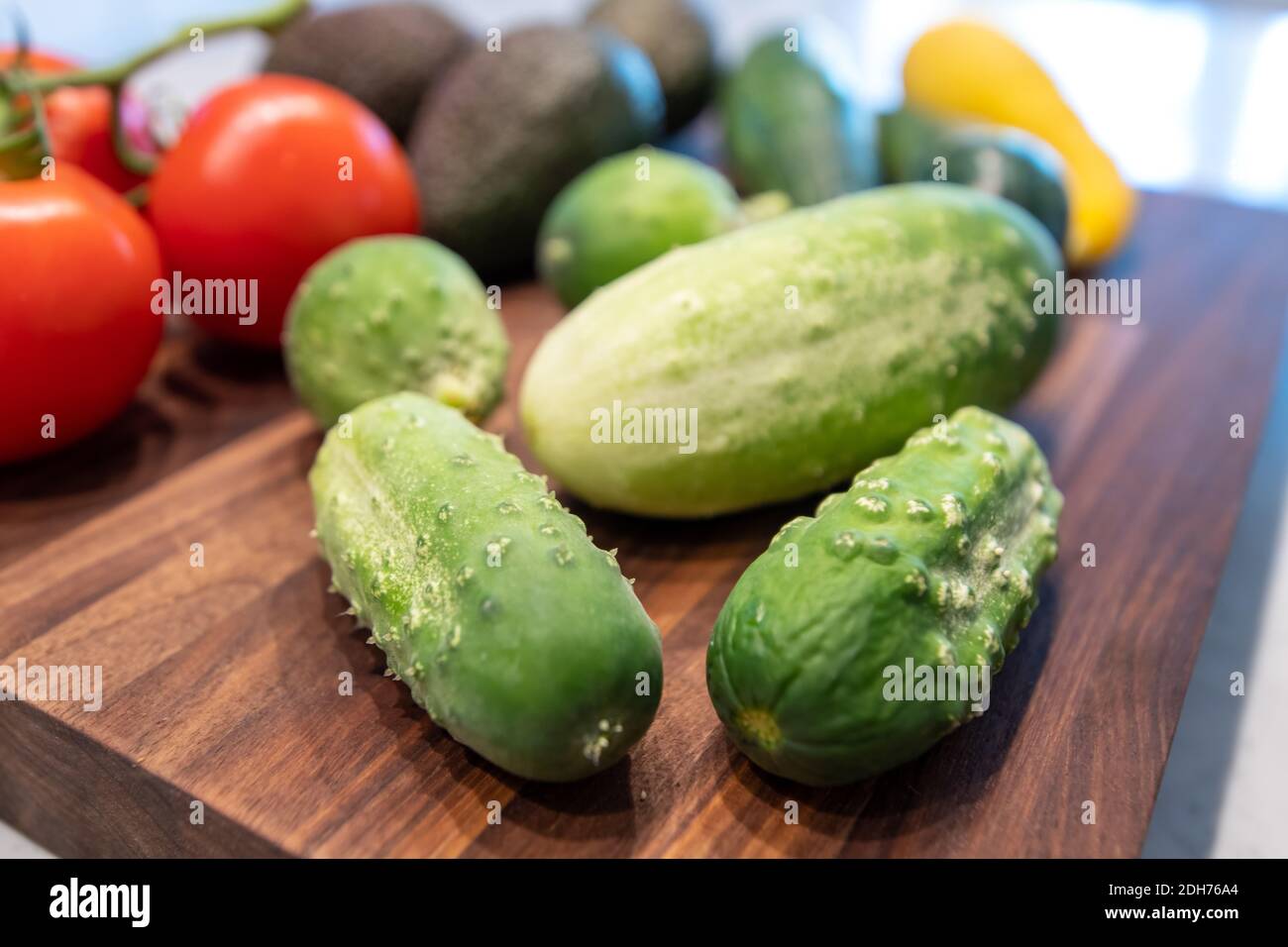 Légumes sur la planche à découper de bloc de boucherie Banque D'Images