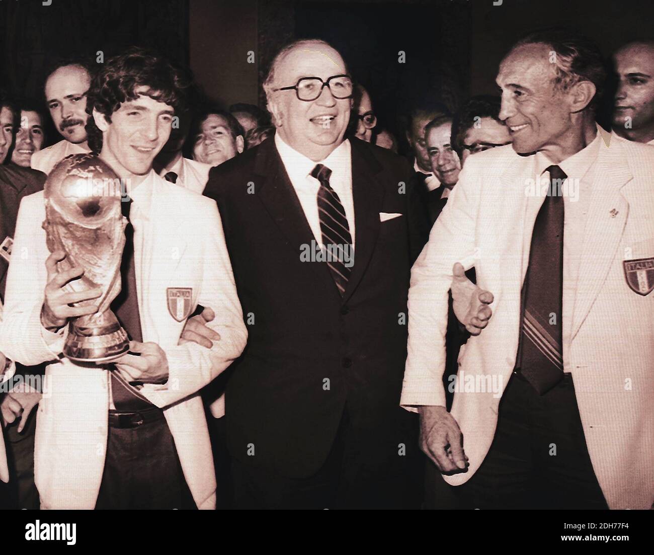 Archive photo, Italie. 10 décembre 2020. ** FRAIS SPÉCIAUX ** GIOVANNI SPADOLINI AVEC PAOLO ROSSI ET ENZO BEARZOT AVEC LA COUPE DU MONDE REMPORTÉE PAR L'ÉQUIPE NATIONALE DE FOOTBALL EN ESPAGNE (ROME - 1982-08-08, Marcellino Radogna/GIAMOCOFOTO) ps la photo peut être utilisée dans le contexte dans lequel elle a été prise, Et sans l'intention diffamatoire du décorum du peuple représenté usage éditorial seulement crédit: Agence de photo indépendante/Alamy Live News Banque D'Images