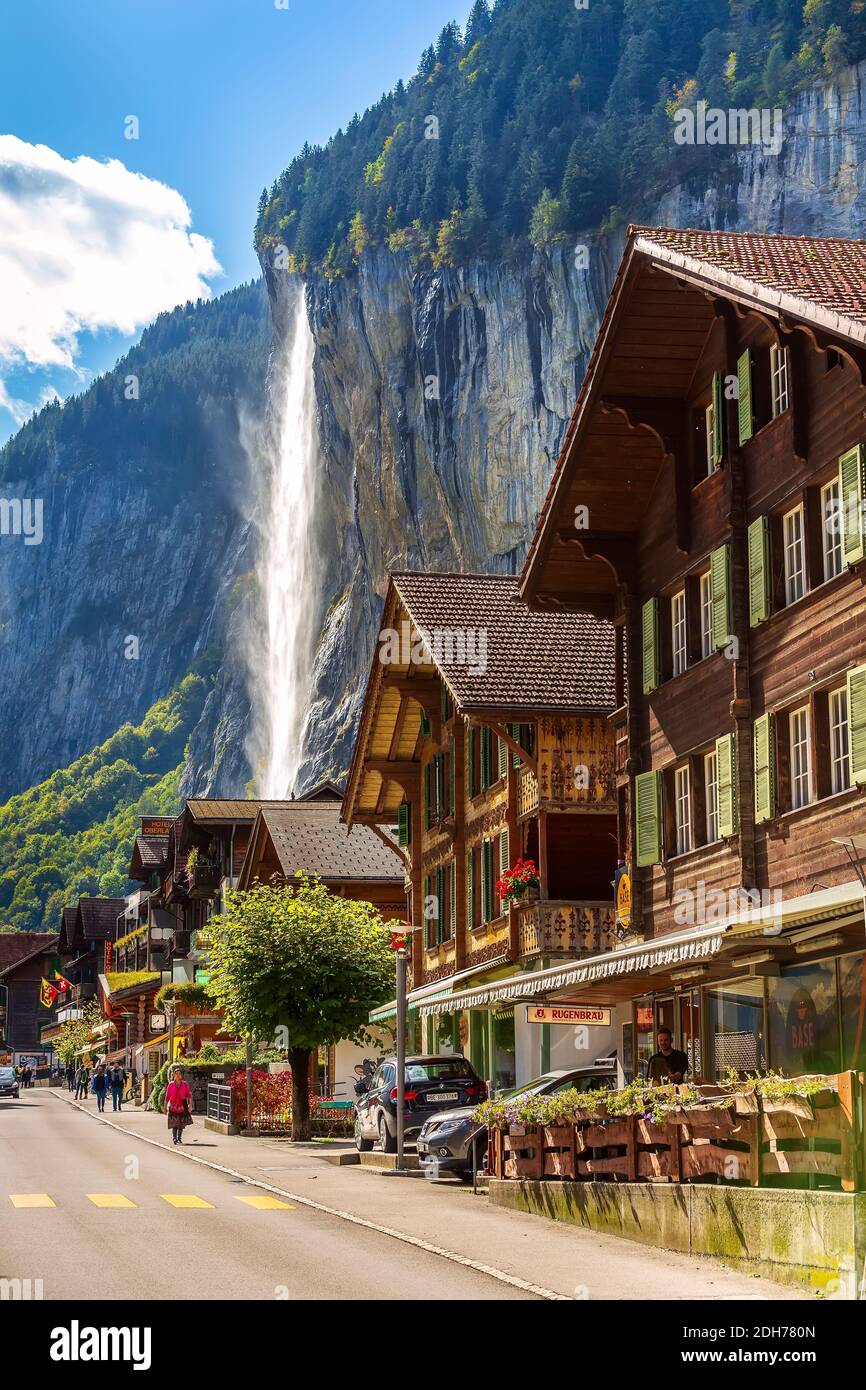 Lauterbrunnen, rue et cascade de la Suisse Banque D'Images