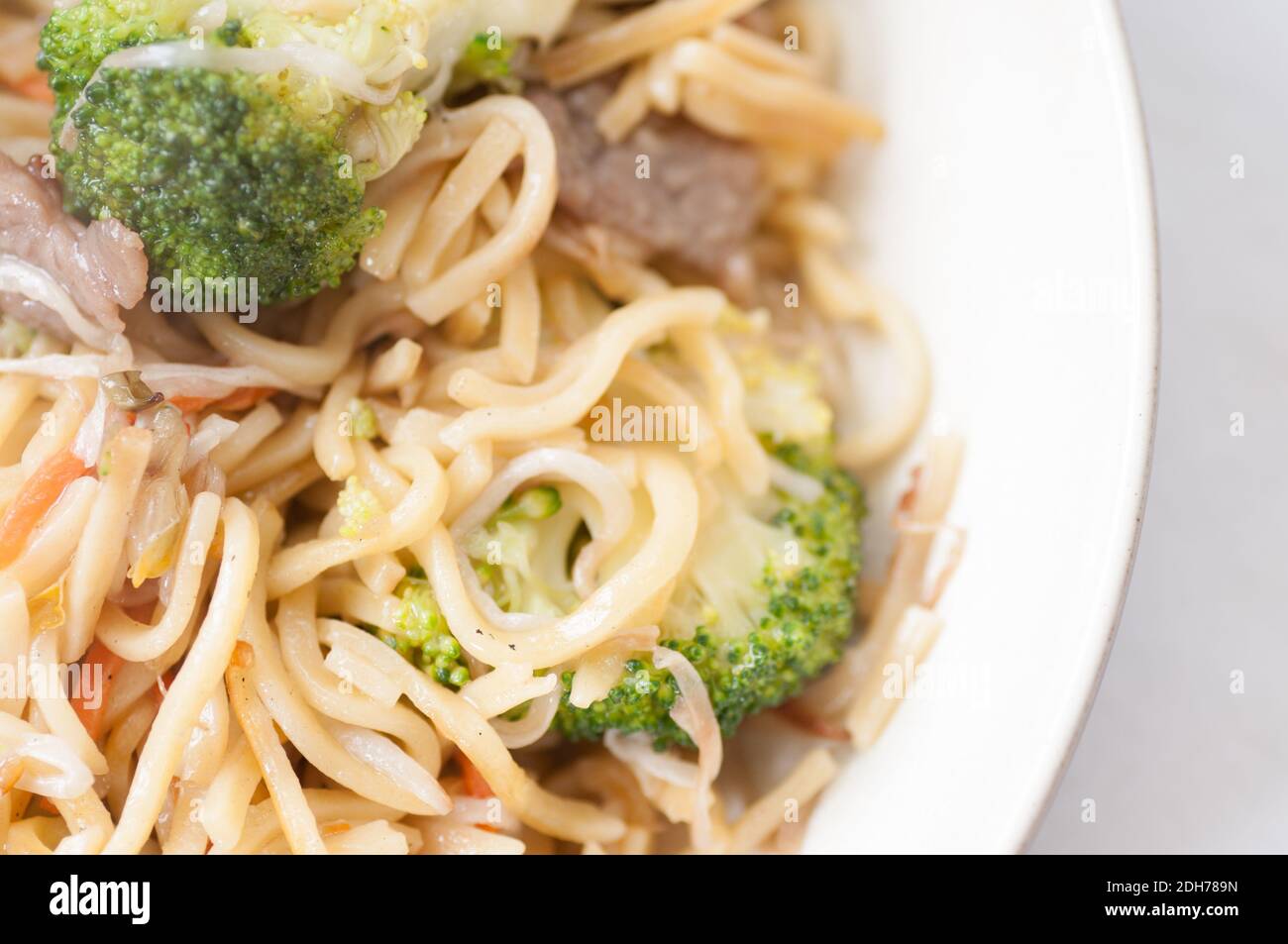 bchow mein avec du boeuf tranché et des légumes, ou chow mien Banque D'Images