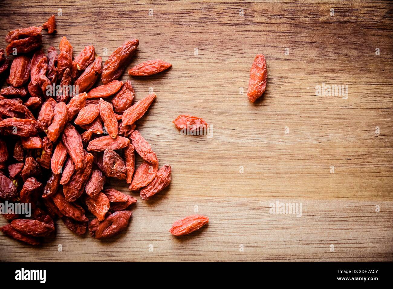 Baies de Goji sur une planche à découper Banque D'Images