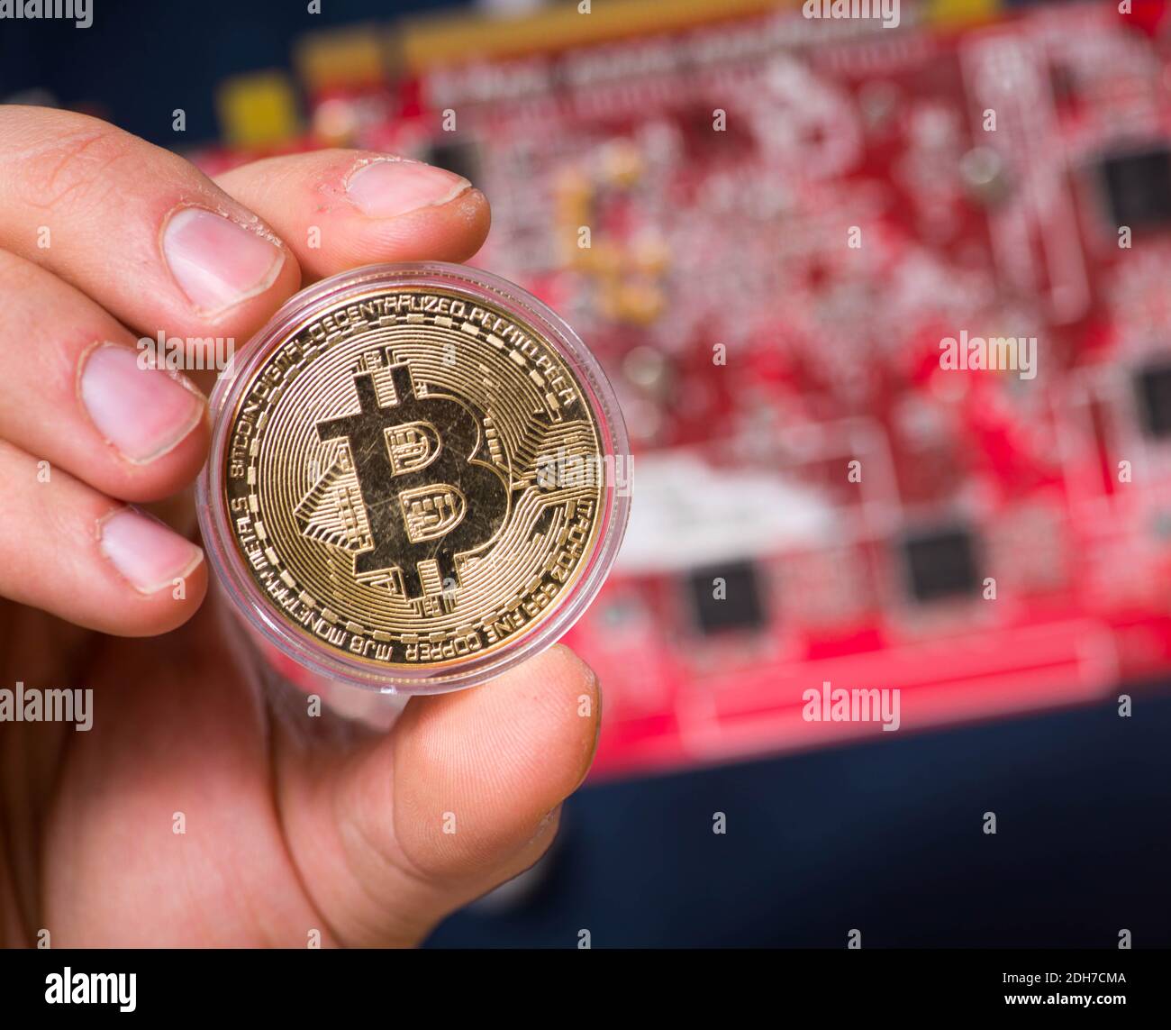 Jeune homme dans le concept d'exploitation minière bitcoin Banque D'Images