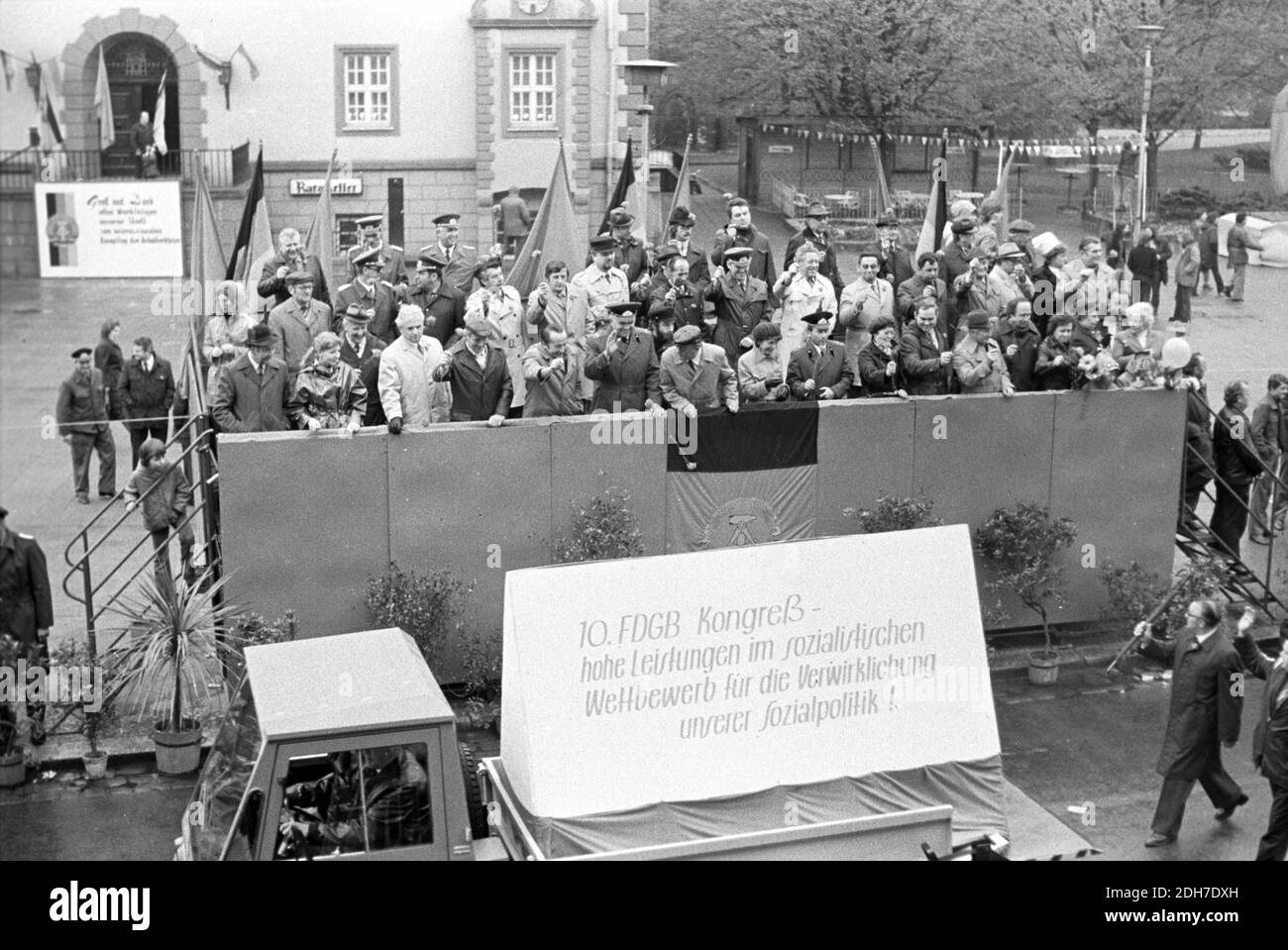 01 Mai 1982, Saxe, Eilenburg: Slogan sur le Multicar: '10ème Congrès FDGB - de hautes réalisations en compétition socialiste pour la réalisation de notre politique sociale! Lors de la manifestation à Eilenburg, le 1er mai 1982, des ouvriers, des écoliers, des sportifs, des femmes et des enfants défilent devant l'hôtel de ville et une tribune avec des invités d'honneur s'y est établie. Photo: Volkmar Heinz/dpa-Zentralbild/ZB Banque D'Images