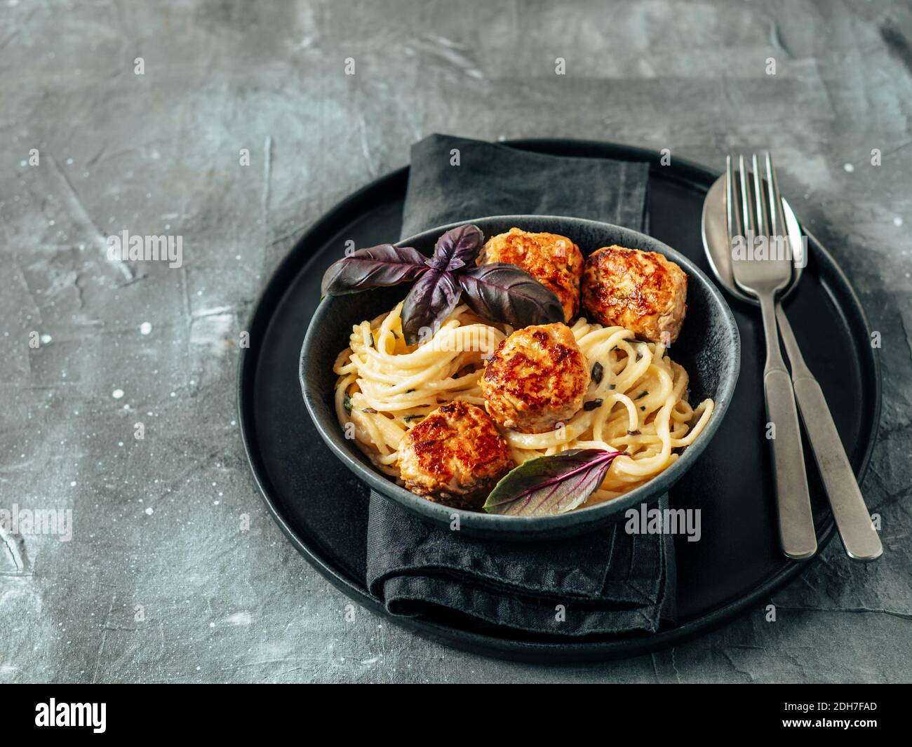 Boulettes de parmesan de courgettes et pâtes Carbonara Banque D'Images