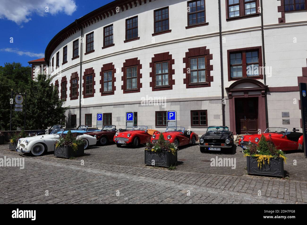 Oldtimerparade vor dem Schloß, Rundbau des Schloss Elisabethenburg, Meiningen, Landkreis Schmalkalden-Meiningen, Thüringen, Allemagne Banque D'Images