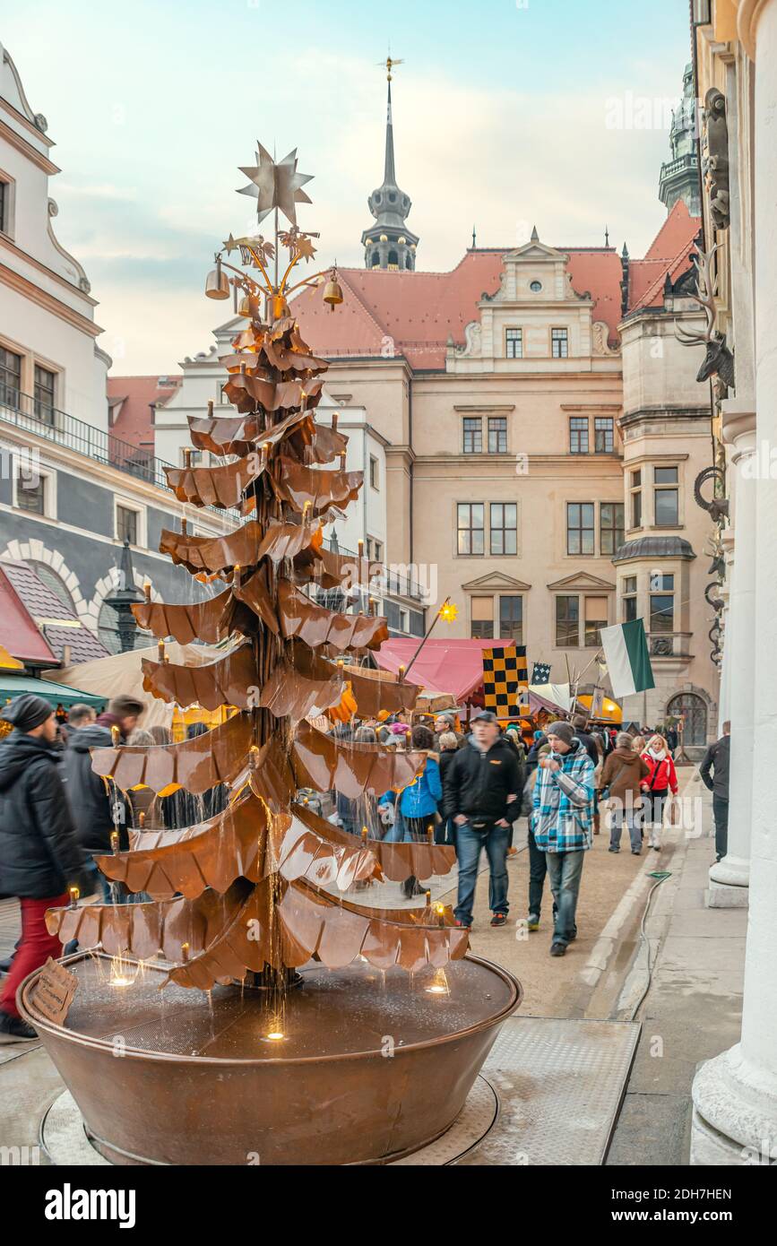 Fontaine de chocolat au marché de Noël au château de Dresde, Saxe, Allemagne Banque D'Images
