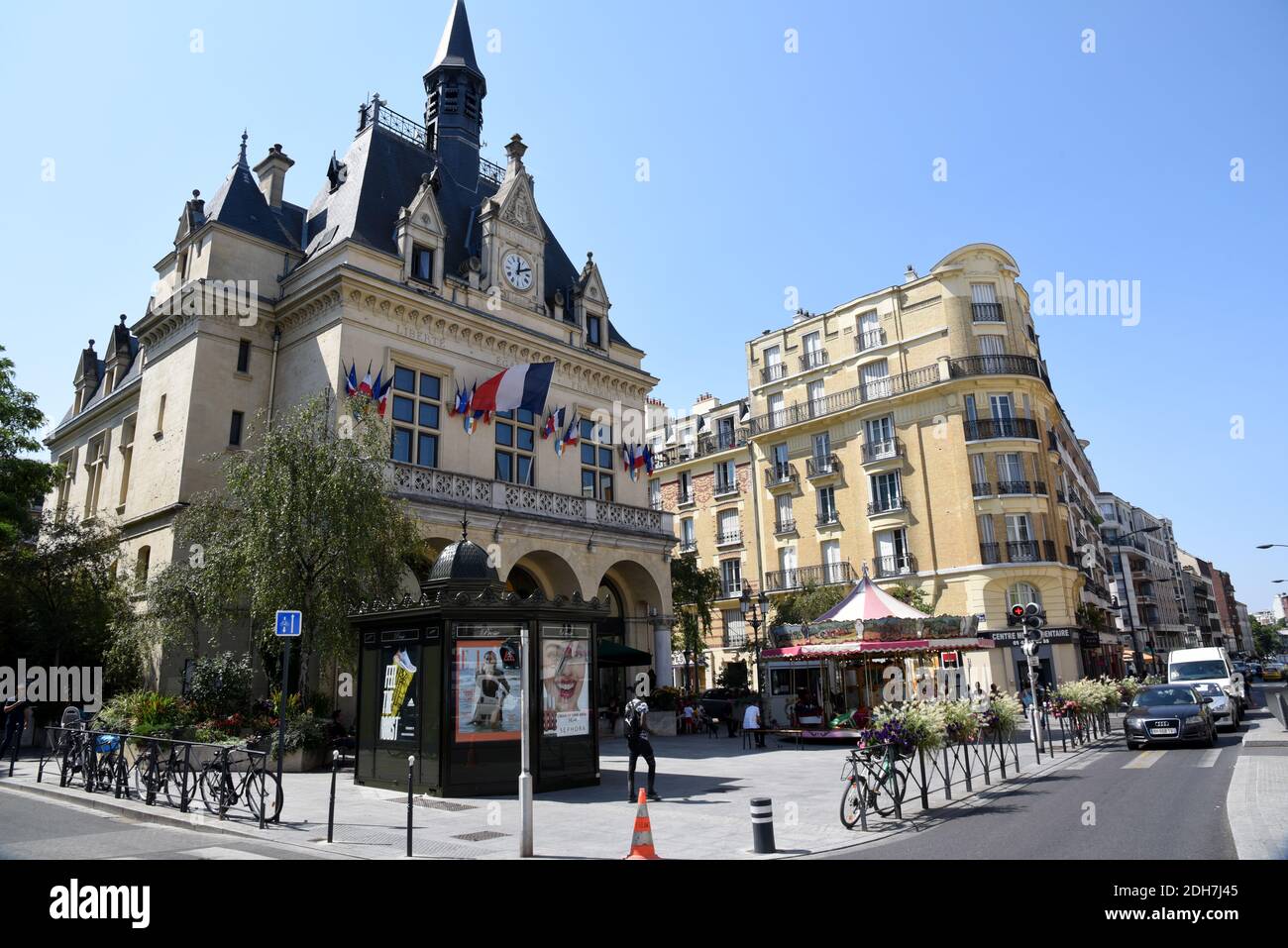 Les Lilas (quartier de Paris) : l'hôtel de ville et les bâtiments du centre-ville, rue Òrue de ParisÓ Banque D'Images