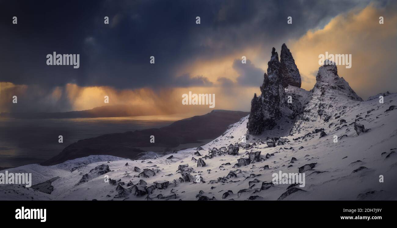 avec quelques nuages de tempête au milieu du lever du soleil. Très intéressant chaud et froid contrasts.Commercial Shoot Banque D'Images