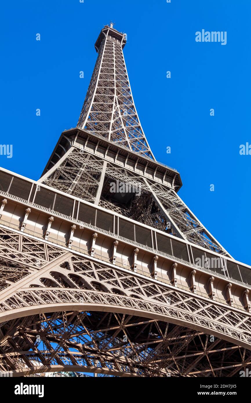 La Tour Eiffel au champ de Mars à Paris France construite en 1889 qui est une destination touristique populaire point de repère de la ville, sto Banque D'Images