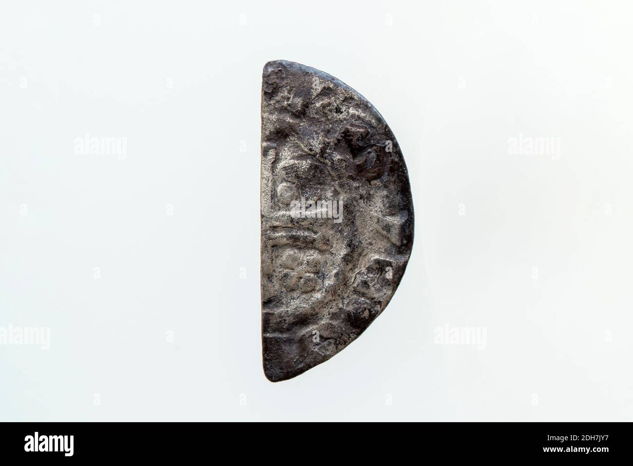 Argent court coupe croisée moitié penny English martelé pièce de Le roi Henri II du XIIe siècle date d'environ 1180- 1189 minted dans Londres Angleterre isoler Banque D'Images