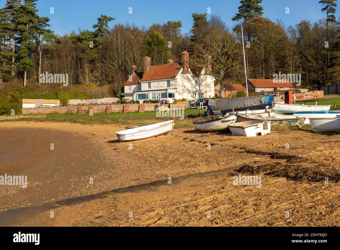 Dinghies sur la plage en face de Ramsholt Arms pub, River Deben, Suffolk, Angleterre, Royaume-Uni Banque D'Images