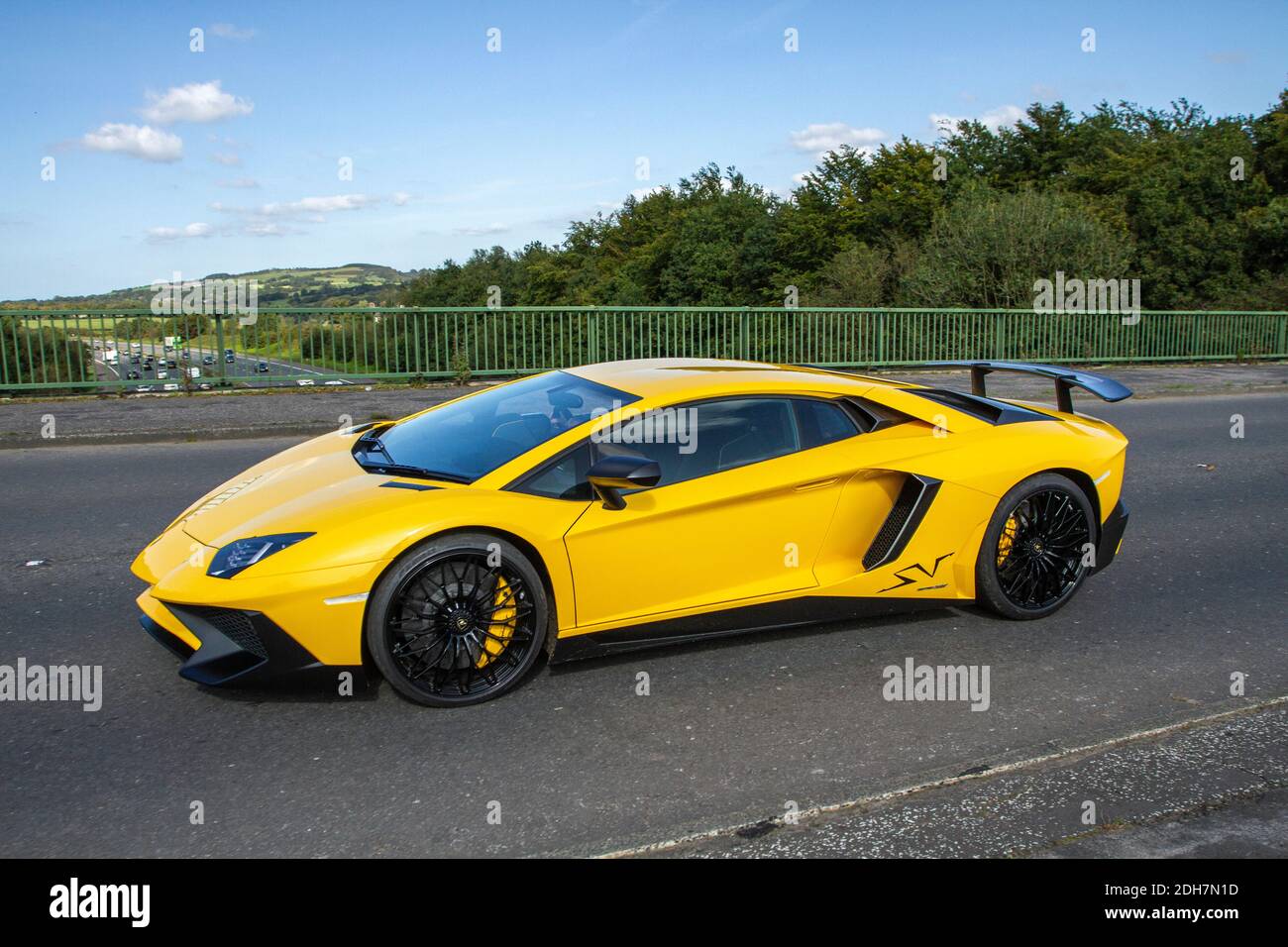 2016 jaune Lamborghini Aventador LP 750-4 SV S-A coupé voiture de sport ; véhicules en mouvement de circulation automobile, voitures de sport conduisant véhicule sur les routes britanniques, moteurs, supercar roadster motorisant le réseau routier britannique. Banque D'Images