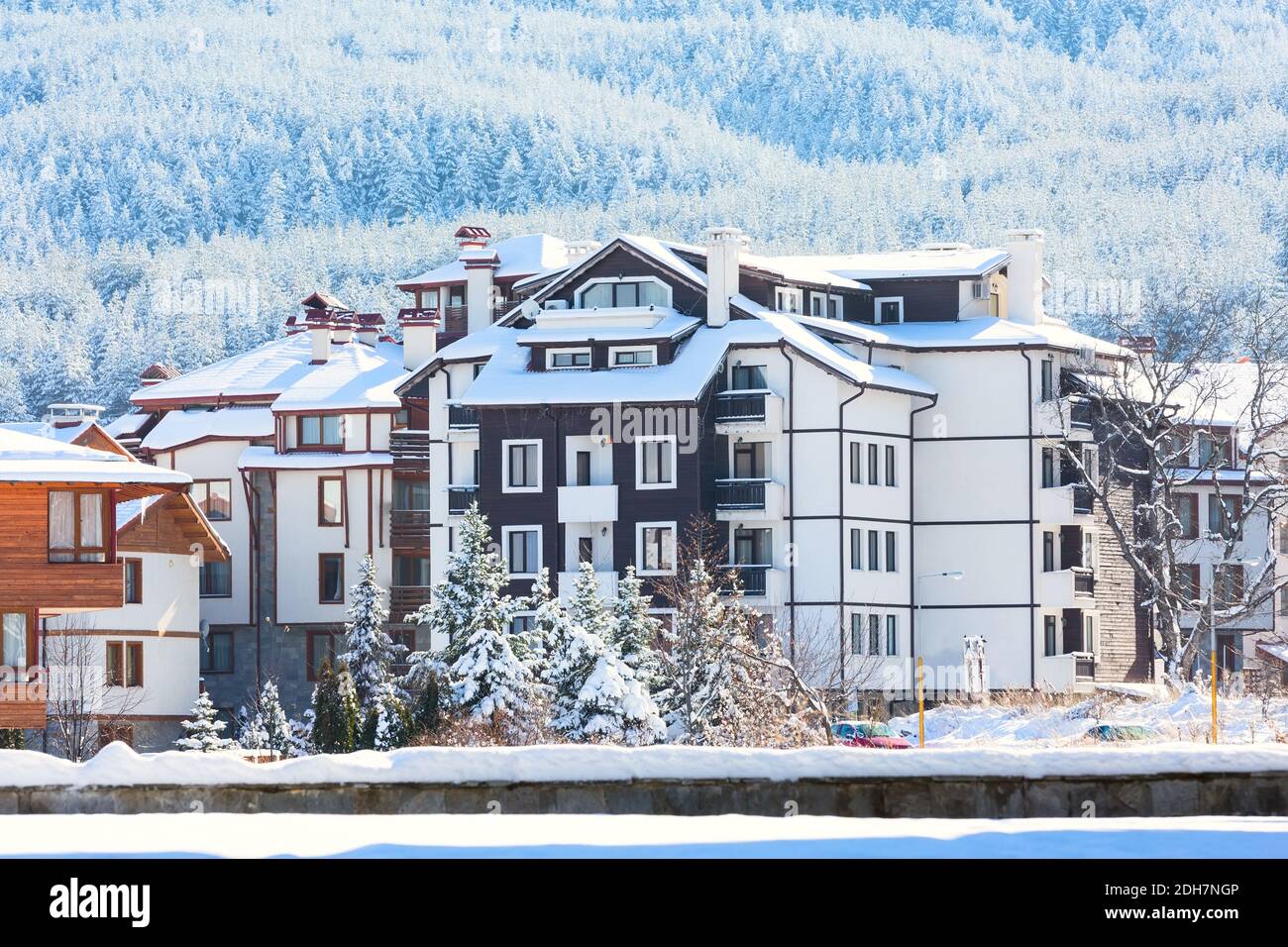 Maisons et montagnes de neige panorama dans la station de ski bulgare Bansko Banque D'Images