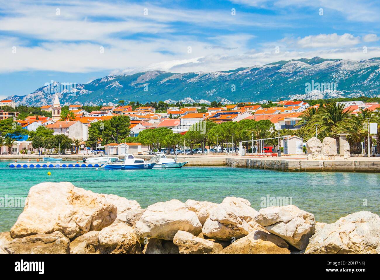 Croatie, ville de Novalja sur l'île de Pag, port de plaisance et mer turquoise en premier plan, destination touristique Banque D'Images