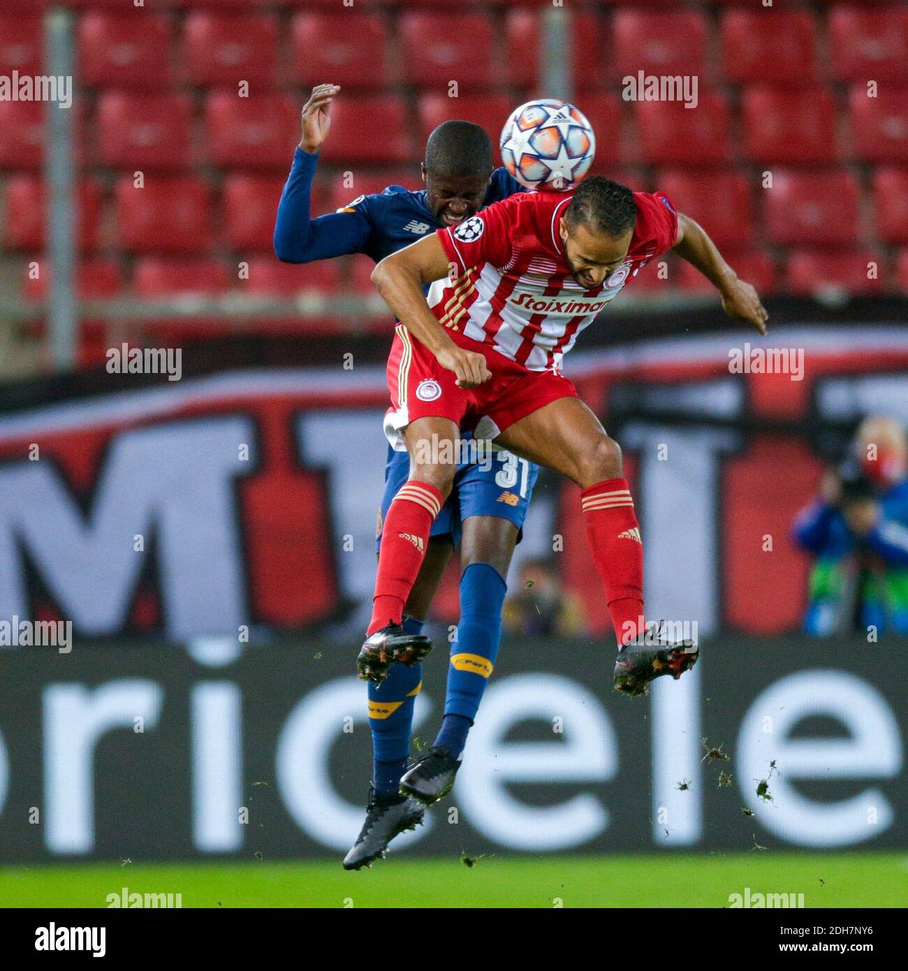 PIRÉE, GRÈCE - DÉCEMBRE 09 : NANU du FC Porto et Youssef El-Arabi du FC Olympiacos lors du match du groupe C de la Ligue des champions de l'UEFA entre le FC Olympiacos et le FC Porto au stade Karaiskakis, le 9 décembre 2020, à Pirée, en Grèce. (Photo par MB Media) Banque D'Images