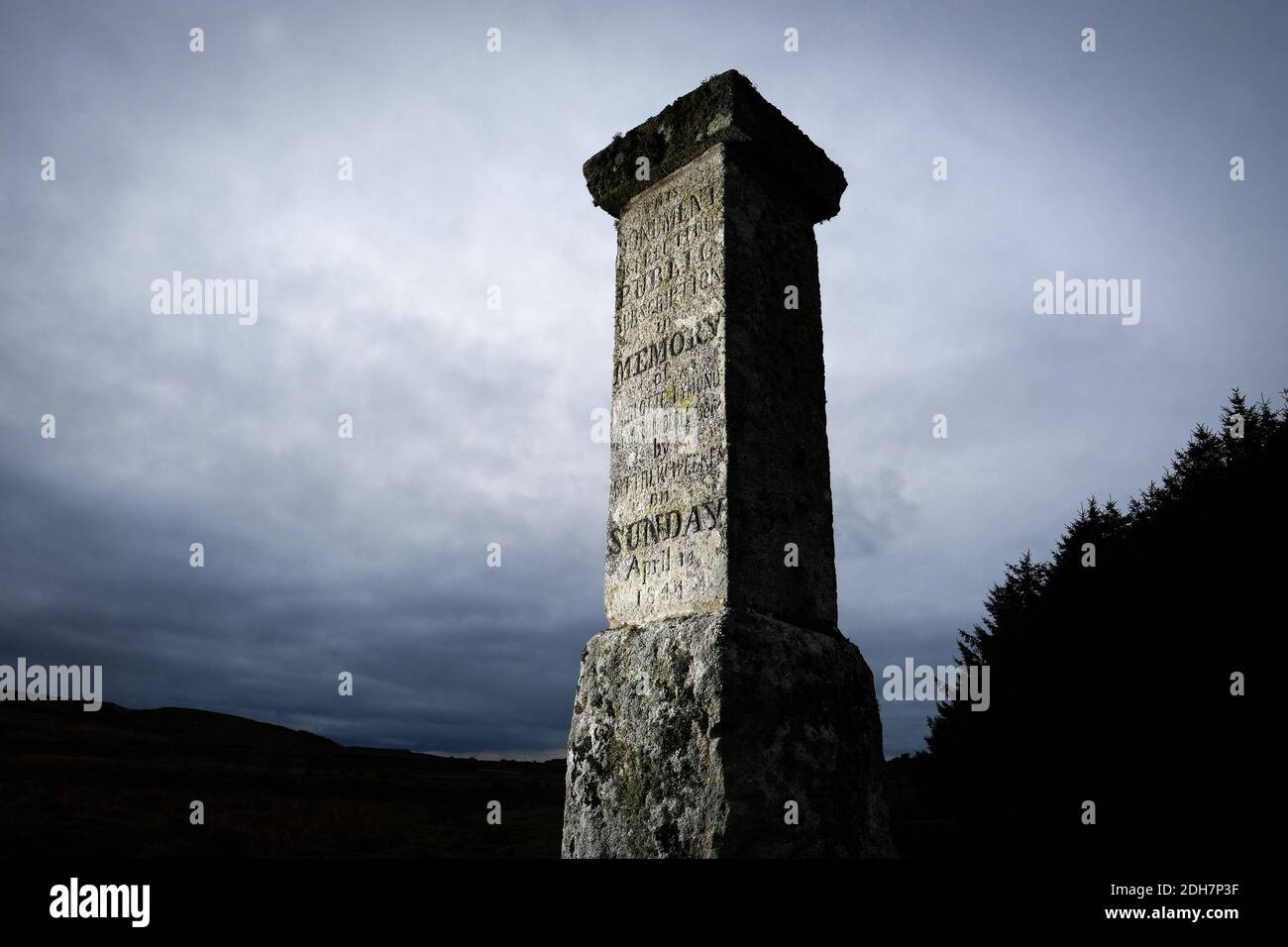 Un monument en dessous de la showery Tor et Rough Tor sur Bodmin Moor, dit pour marquer l'endroit où Charlotte Dymond a été assassinée en 1844.jeudi 12 novembre 2020. Banque D'Images