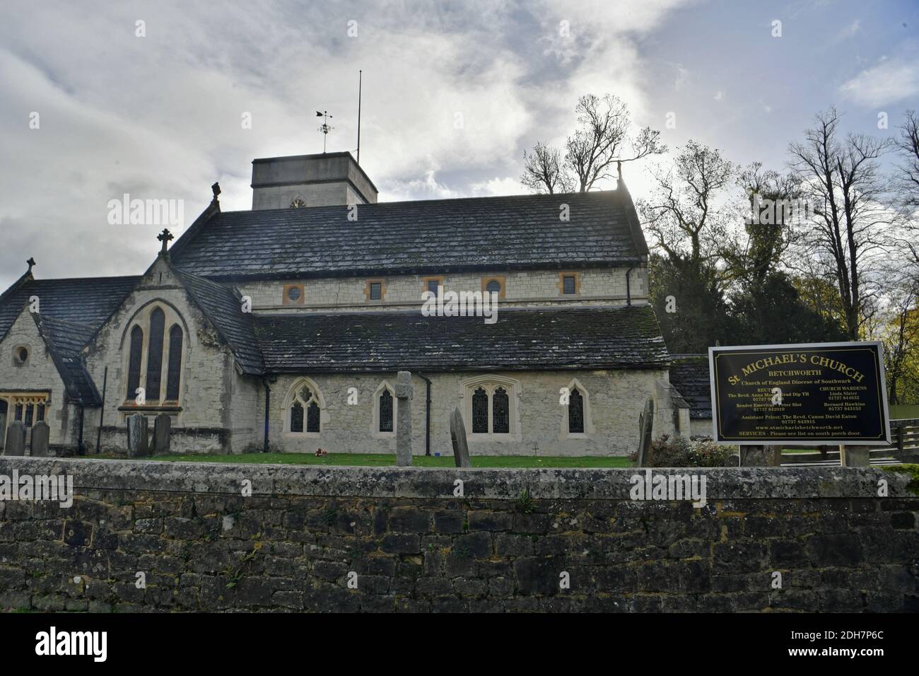 GV of St. Michael's Church, Church Street, Betchworth, présenté dans four Weddings and a Funeral, jeudi 12 novembre 2020. Banque D'Images