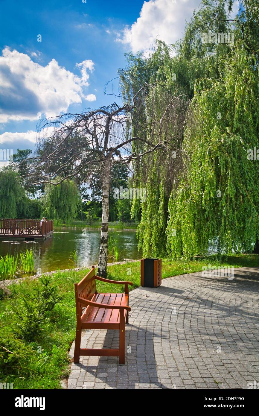 Poubelle dans un parc public Banque de photographies et d'images à haute  résolution - Alamy