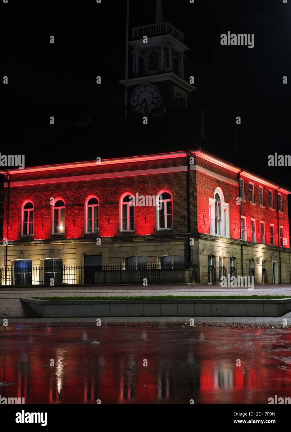 Les monuments de l'autre côté de Teesside sont devenus rouges pour marquer le jour du souvenir.ville de Stockton Hall Banque D'Images