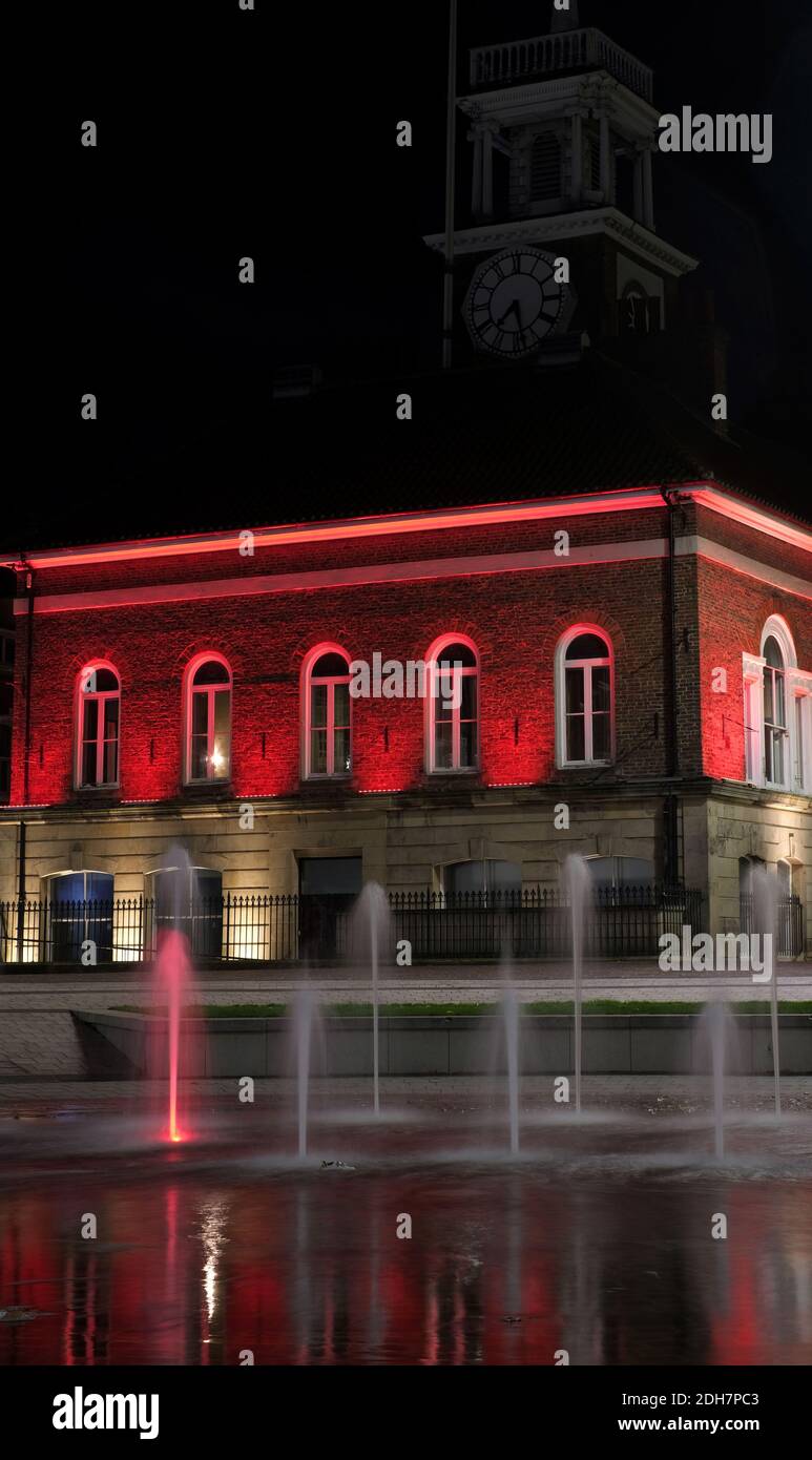 Les monuments de l'autre côté de Teesside sont devenus rouges pour marquer le jour du souvenir.ville de Stockton Hall Banque D'Images