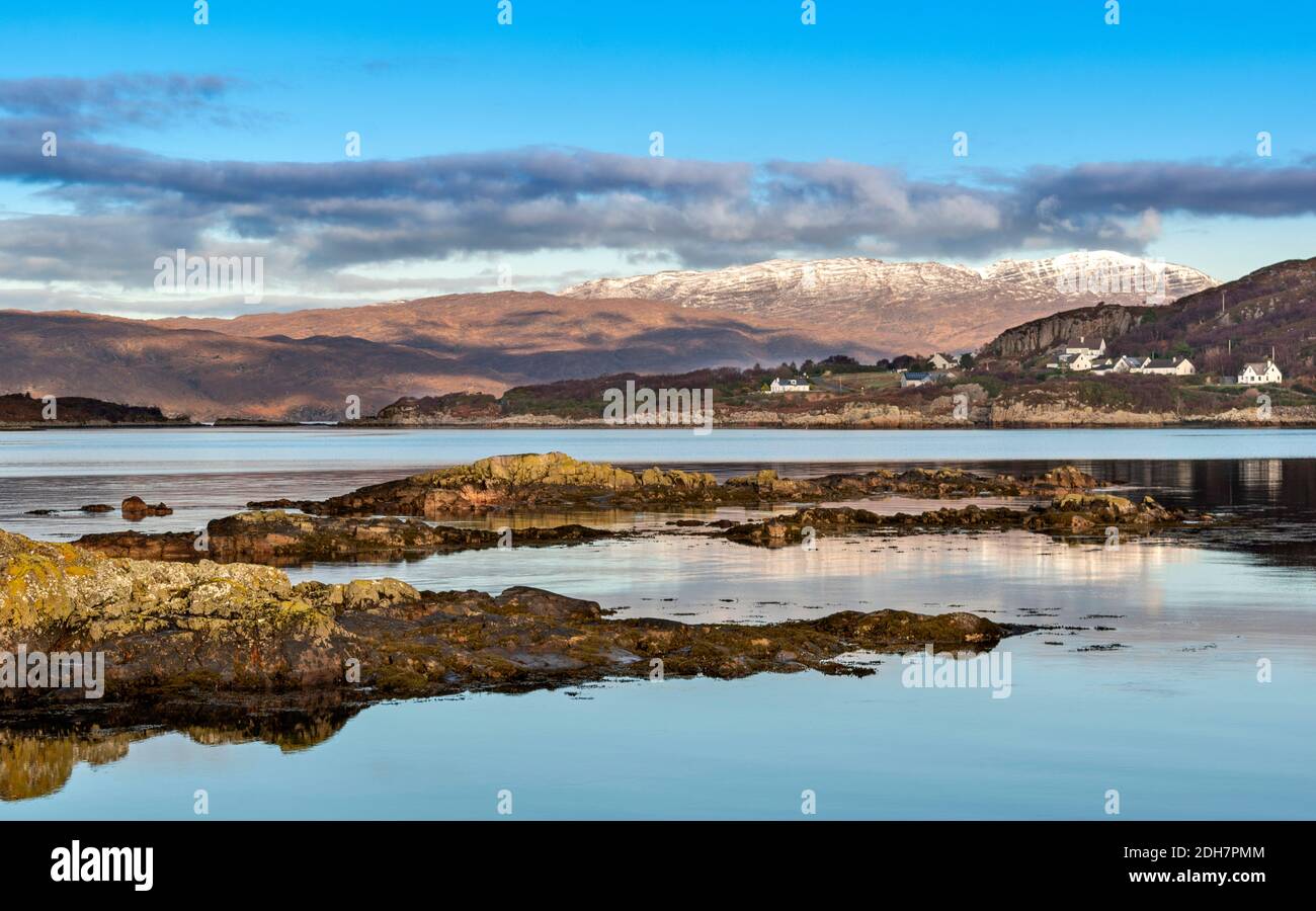 KYLE DU LOCH ALSH ROSS-SHIRE ÉCOSSE LA VUE À LA LES MAISONS BLANCHES DE BADICAUL APPLECROSS ONT COUVERT LA NEIGE DES MONTAGNES DANS LE DISTANCE Banque D'Images