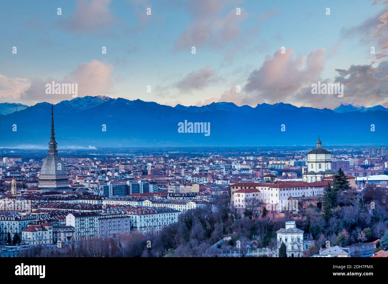 Vue panoramique de Turin au coucher du soleil avec les Alpes en arrière-plan Banque D'Images