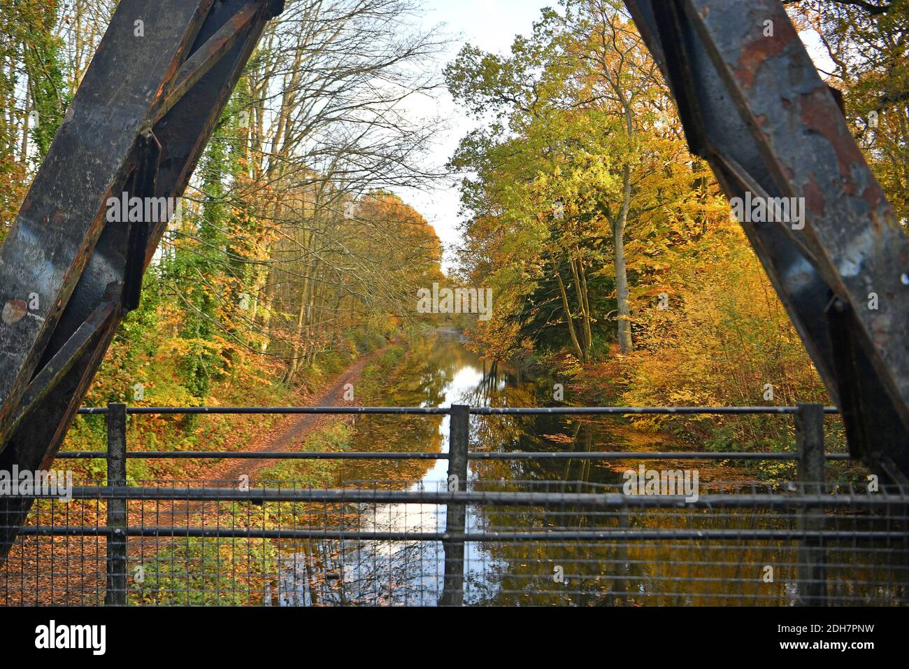 Photos pour une caractéristique sur Wellesley Woodland, Aldershot - automne Weekend Walks caractéristique. Pont sur le canal de Basingstoke. Banque D'Images