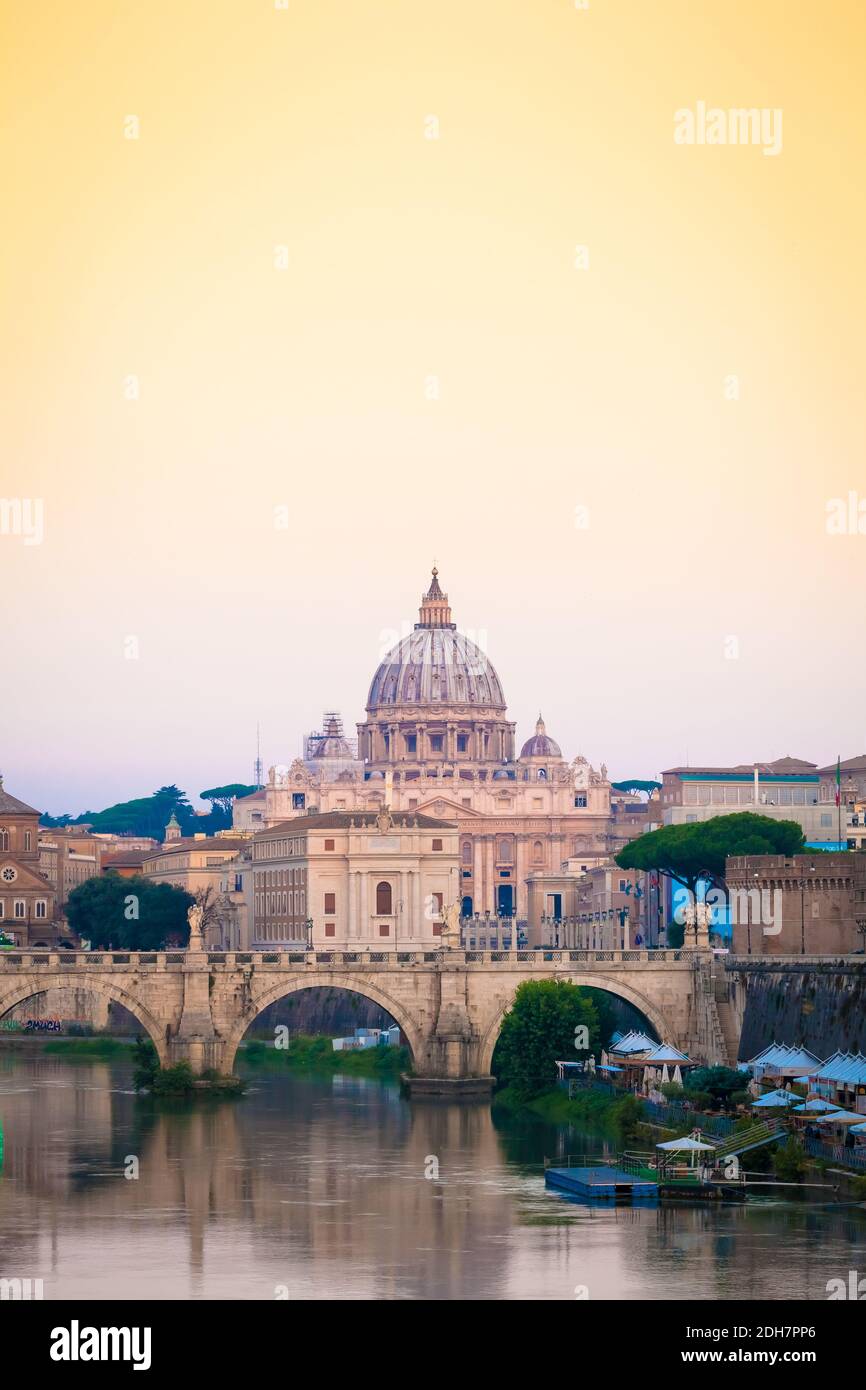 Coucher de soleil sur le pont du Tibre avec la Cité du Vatican - Rome, Italie Banque D'Images