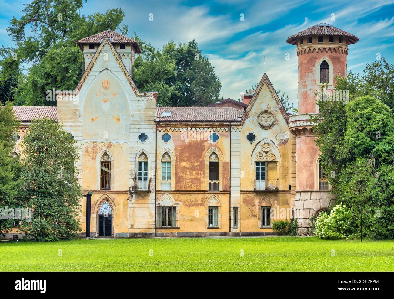 Château de Miradolo, conception gothique pleine de mystère, avec lumière du coucher du soleil. Banque D'Images