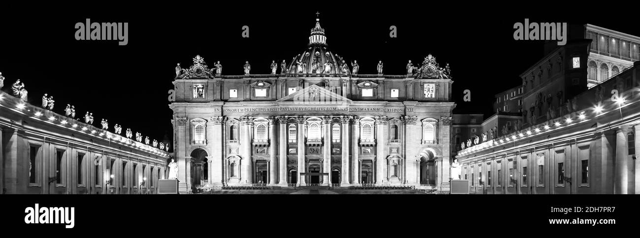Basilique Saint-Pierre dans la Cité du Vatican illuminée par la nuit, chef-d'œuvre de Michel-Ange et de Bernini Banque D'Images