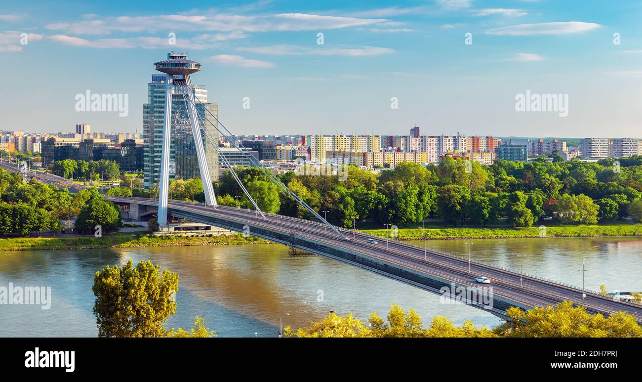 Le château de Bratislava, le Parlement et le Danube à Bratislava,belle journée d'automne,Slovaquie Banque D'Images