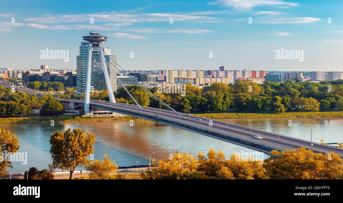 Le château de Bratislava, le Parlement et le Danube à Bratislava,belle journée d'automne,Slovaquie Banque D'Images
