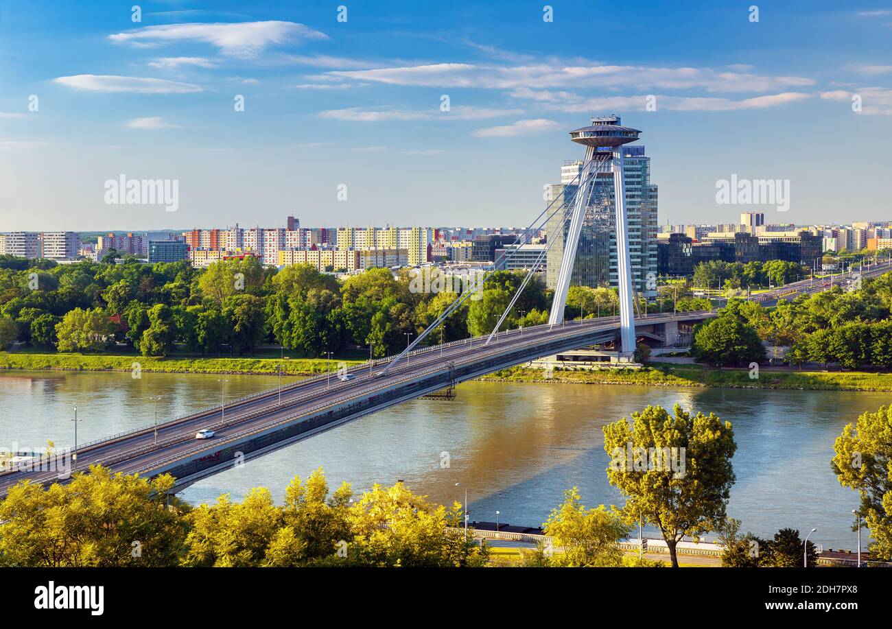 Le château de Bratislava, le Parlement et le Danube à Bratislava,belle journée d'automne,Slovaquie Banque D'Images