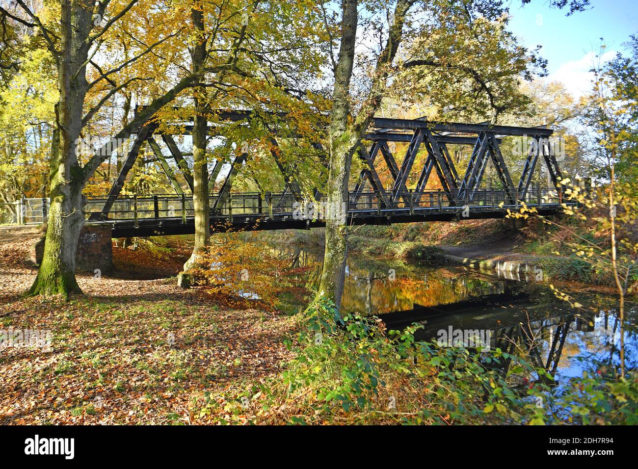 Photos pour une caractéristique sur Wellesley Woodland, Aldershot - automne Weekend Walks caractéristique. Pont sur le canal de Basingstoke. Banque D'Images
