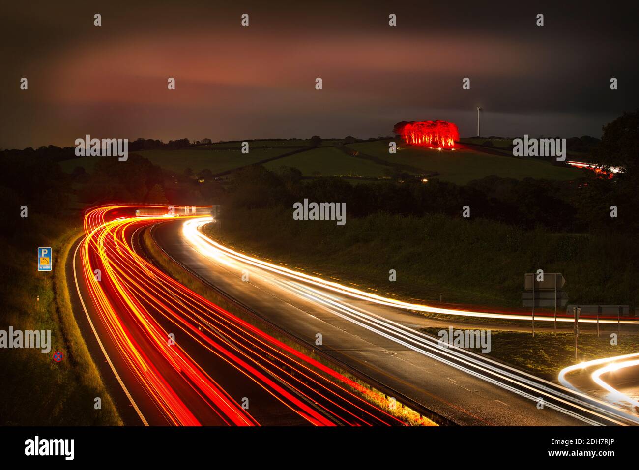 Les arbres presque à la maison s'illuminent en rouge pour soutenir l'industrie de la musique dans l'année covid 19 de 2020 Banque D'Images